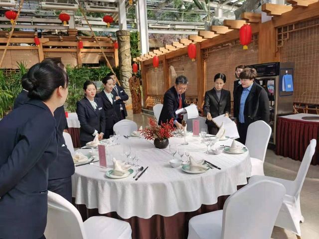 送教入企——酒店管理專業(yè)教師赴威高餐飲進行職業(yè)技能指導(一)
